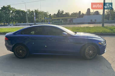 Седан Jaguar XE 2018 в 