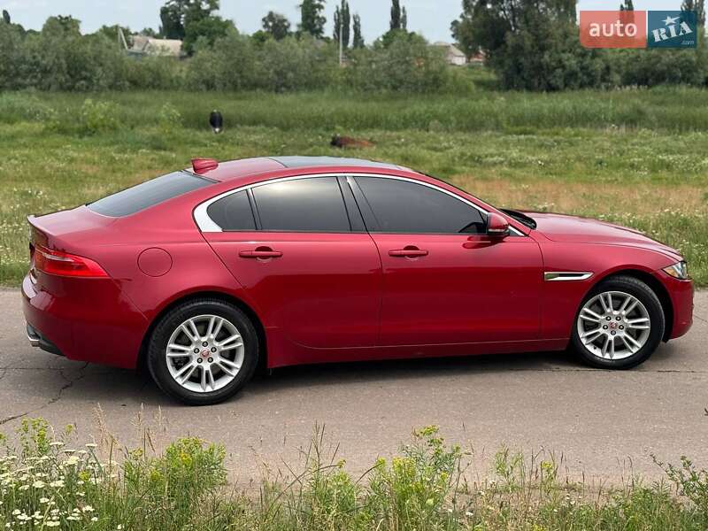 Седан Jaguar XE 2016 в Переяславі