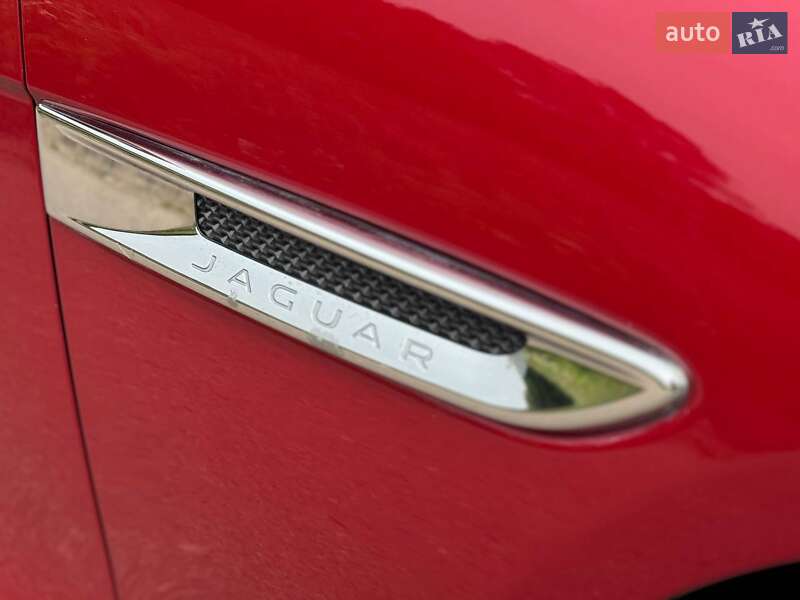 Седан Jaguar XE 2016 в Переяславі