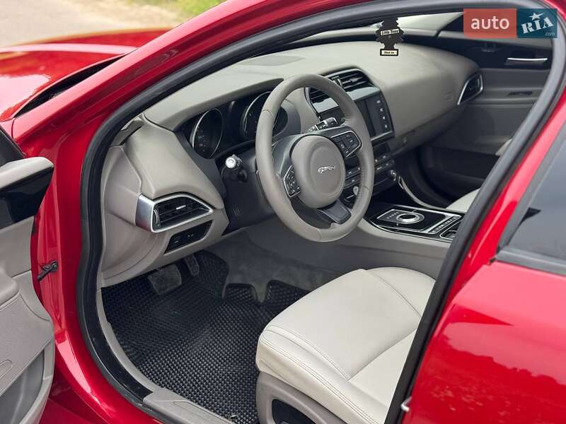 Седан Jaguar XE 2016 в Переяславі