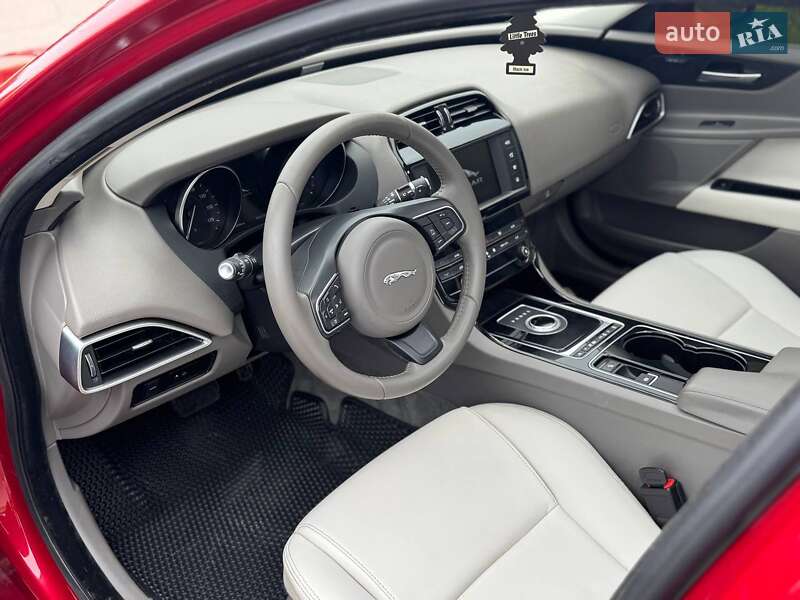 Седан Jaguar XE 2016 в Переяславі