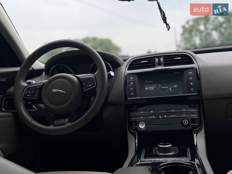 Седан Jaguar XE 2016 в Переяславі