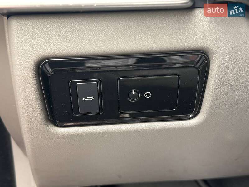 Седан Jaguar XE 2016 в Переяславі
