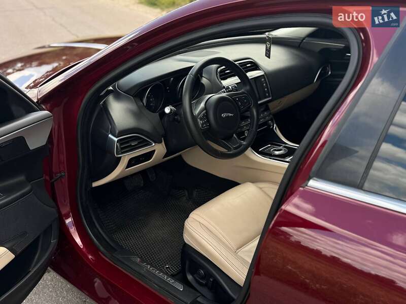 Седан Jaguar XE 2016 в Переяславе