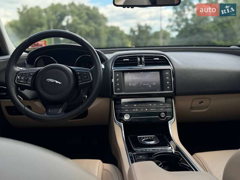 Седан Jaguar XE 2016 в Переяславе