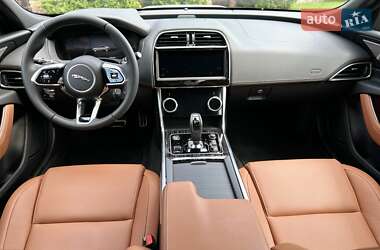 Седан Jaguar XE 2024 в 