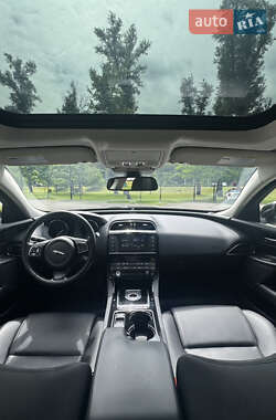 Седан Jaguar XE 2016 в 