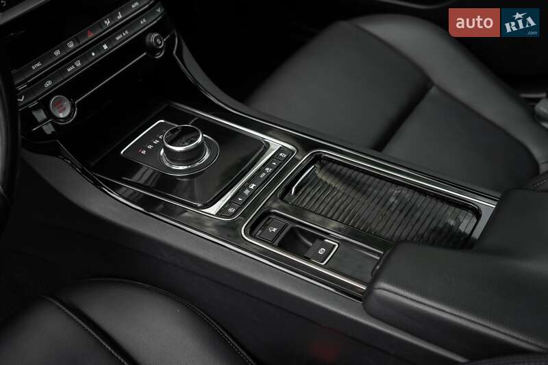 Седан Jaguar XE 2018 в Киеве
