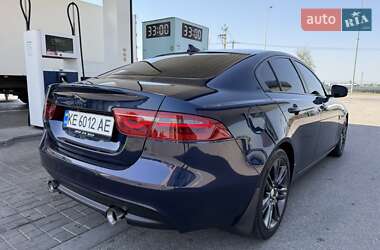 Седан Jaguar XE 2015 в 