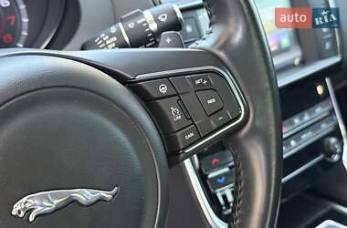 Седан Jaguar XE 2015 в 