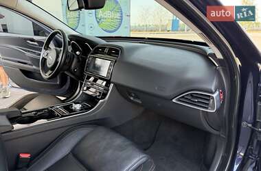 Седан Jaguar XE 2015 в 