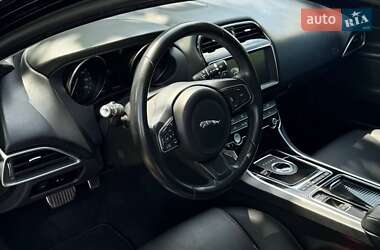 Седан Jaguar XE 2019 в 