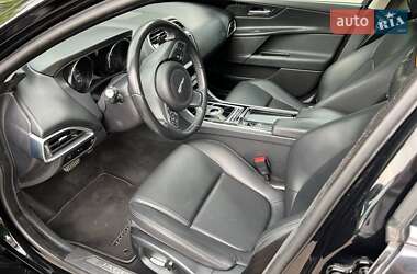 Седан Jaguar XE 2019 в 