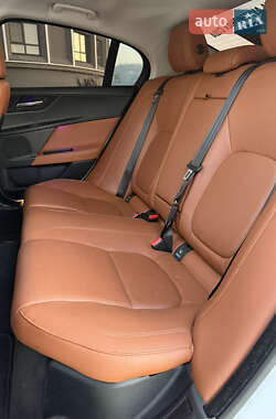 Седан Jaguar XE 2017 в 