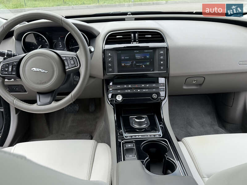 Седан Jaguar XE 2017 в Вараше
