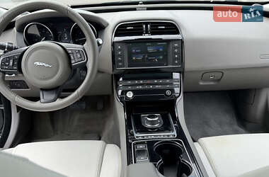 Седан Jaguar XE 2017 в 