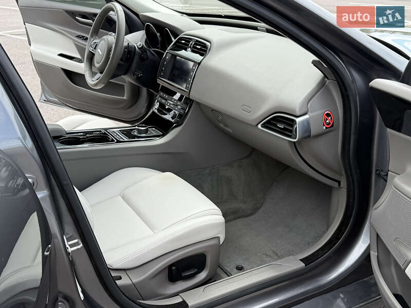 Седан Jaguar XE 2017 в Вараше