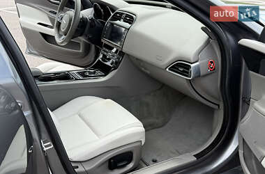 Седан Jaguar XE 2017 в 