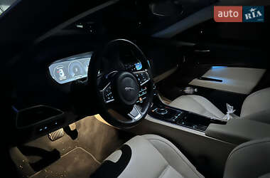 Седан Jaguar XE 2018 в 