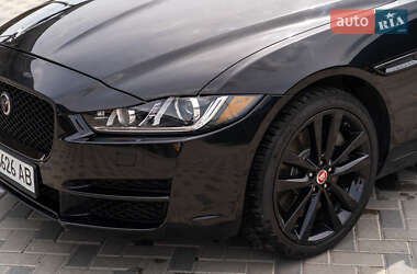 Седан Jaguar XE 2016 в 