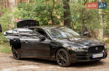 Седан Jaguar XE 2016 в 