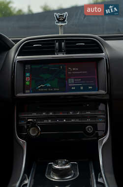 Седан Jaguar XE 2016 в 