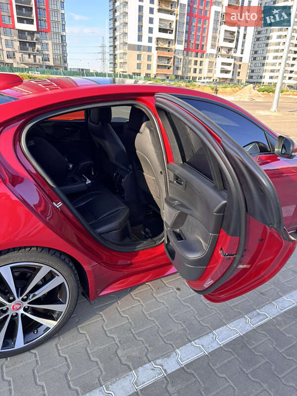 Седан Jaguar XE 2016 в Киеве
