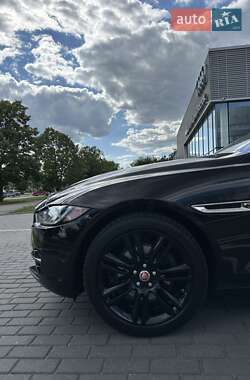 Седан Jaguar XE 2017 в 