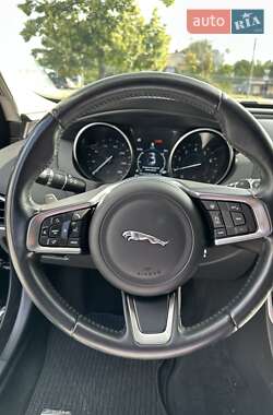 Седан Jaguar XE 2017 в 