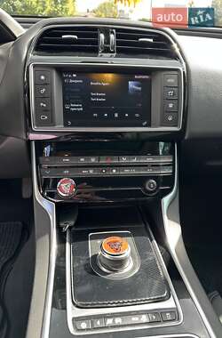 Седан Jaguar XE 2017 в 