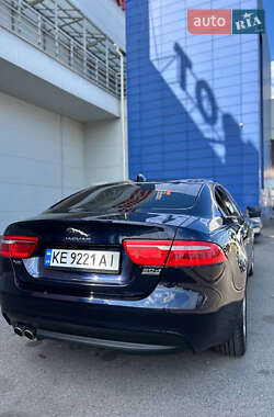 Седан Jaguar XE 2017 в 