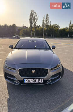 Седан Jaguar XE 2020 в 