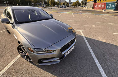 Седан Jaguar XE 2020 в 
