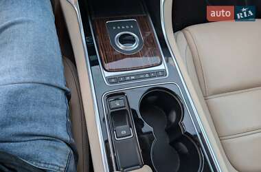 Седан Jaguar XE 2016 в 