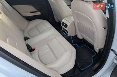Седан Jaguar XE 2016 в 