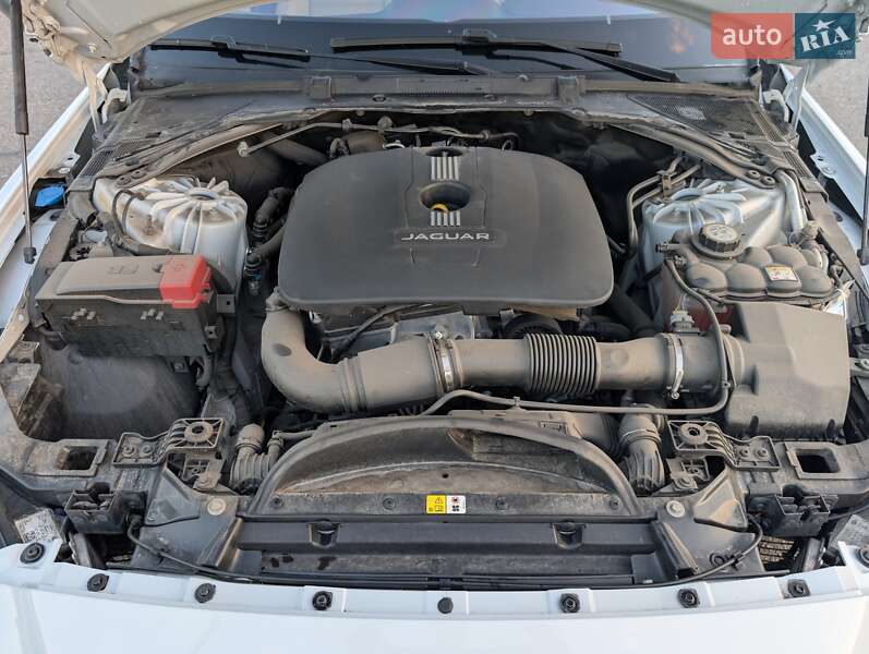 Седан Jaguar XE 2016 в Кременчуге