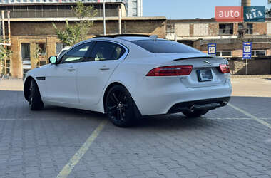 Седан Jaguar XE 2017 в 