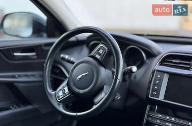 Седан Jaguar XE 2017 в 
