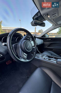 Седан Jaguar XE 2017 в 