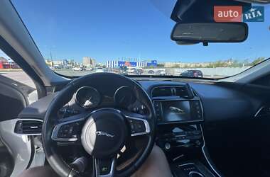 Седан Jaguar XE 2015 в 
