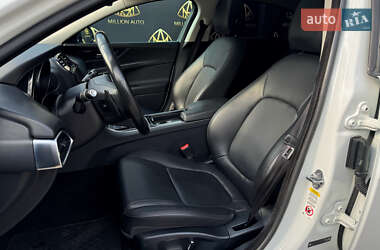 Седан Jaguar XE 2019 в 
