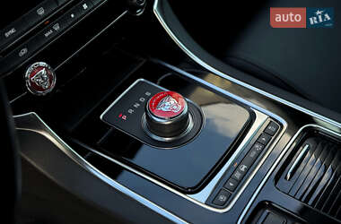 Седан Jaguar XE 2019 в 