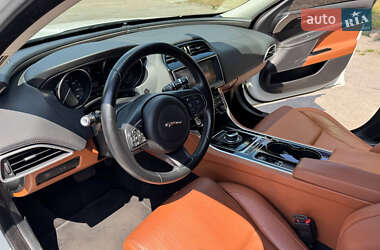 Седан Jaguar XE 2016 в 