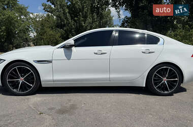 Седан Jaguar XE 2016 в 
