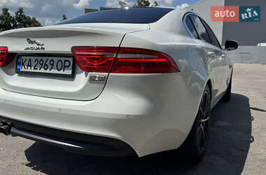 Седан Jaguar XE 2016 в 