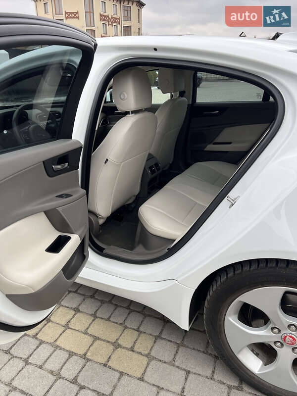 Седан Jaguar XE 2016 в Львове