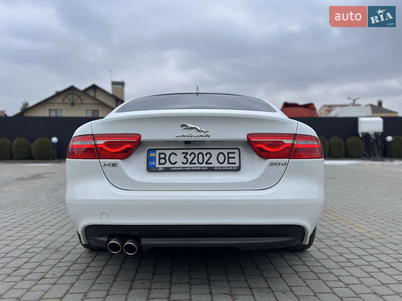 Седан Jaguar XE 2016 в Львове