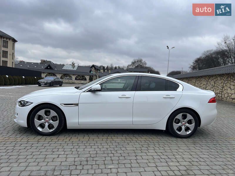 Седан Jaguar XE 2016 в Львове