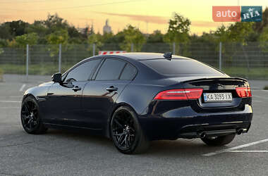 Седан Jaguar XE 2016 в 