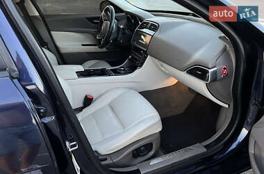 Седан Jaguar XE 2016 в 